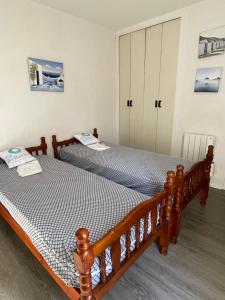アルジェレス・シュル・メールにあるBoramars By Bellavista - 200m de la plageのベッド2台が隣同士に設置された部屋です。