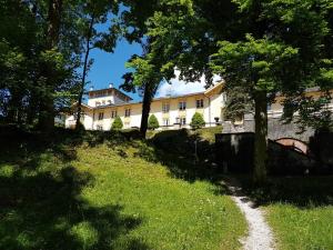 a house on top of a hill with a dirt road at Königliche Villa Appartement mit Balkon in Berchtesgaden