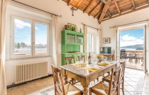 cocina y comedor con mesa y sillas en Casa Vip, en Rapallo