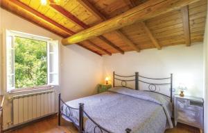 a bedroom with a bed and a window at Stunning Home In Casoli Lu With 2 Bedrooms in Cocciglia