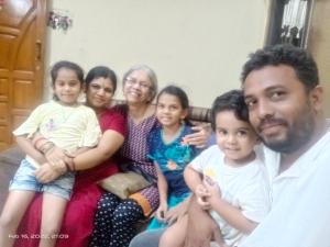 Družina med bivanjem v nastanitvi Krishna Homestay Hampi