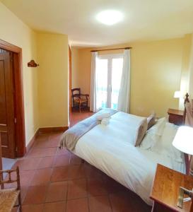 A bed or beds in a room at Plaza Andalucía Edificio Enebro 4-6 pax