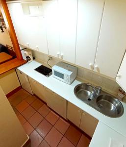 A kitchen or kitchenette at Plaza Andalucía Edificio Enebro 4-6 pax