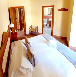 A bed or beds in a room at Plaza Andalucía Edificio Enebro 4-6 pax