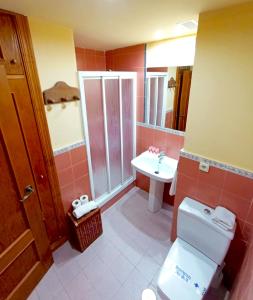 A bathroom at Plaza Andalucía Edificio Enebro 4-6 pax Még 15 kép
