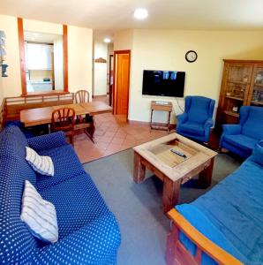 A television and/or entertainment centre at Plaza Andalucía Edificio Enebro 4-6 pax