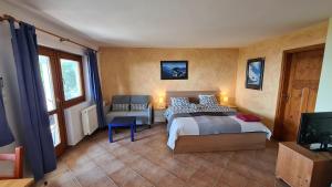 ein Schlafzimmer mit einem Bett und einem Stuhl darin in der Unterkunft Panorama Apartment in Tihany