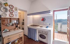 eine Küche mit Herd oberer Ofen neben einem Fenster in der Unterkunft Il Cottage in Carro