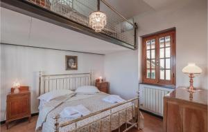 ein Schlafzimmer mit einem Bett und einem Kronleuchter in der Unterkunft Il Cottage in Carro