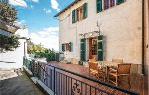 eine Terrasse mit Tisch und Stühlen auf einem Balkon in der Unterkunft Il Cottage in Carro
