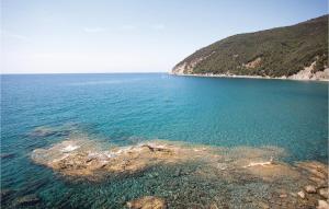 eine Luftansicht eines großen Wasserkörpers in der Unterkunft Il Cottage in Carro