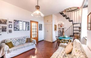 ein Wohnzimmer mit Sofa und Tisch in der Unterkunft Il Cottage in Carro