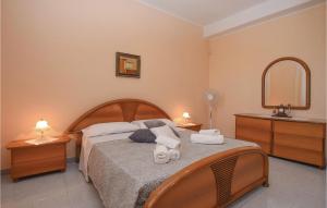ein Schlafzimmer mit einem Bett mit Handtüchern darauf in der Unterkunft Stunning Home In Ispica With Wifi in Ispica