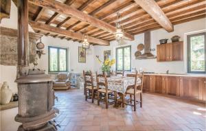 a kitchen with a table and chairs in a room at Pod, Spertaglia in San Giustino
