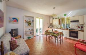 ein Wohnzimmer und eine Küche mit einem Tisch und Stühlen in der Unterkunft Pian Dellaia 1 in Bracco