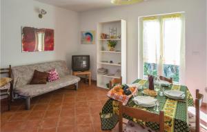 ein Wohnzimmer mit einem Sofa und einem Tisch in der Unterkunft Pian Dellaia 1 in Bracco