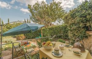 een tafel met een fruitschaal op het balkon bij Ilaria in Vasciano Nuovo
