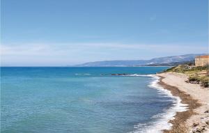 Caronia MarinaにあるDonna Mariangelaの海とビーチの景色を望めます。