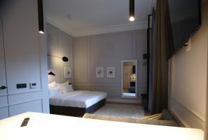 Postel nebo postele na pokoji v ubytování Fingerprint Luxury Apartments 3