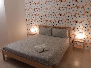 1 dormitorio con 1 cama con 2 lámparas en Baretti House 2 - Colazione offerta a ogni soggiorno en Turín