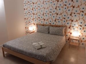Un dormitorio con una cama con dos lámparas encima. en Baretti House 2 - Colazione offerta a ogni soggiorno, en Turín