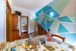 d'une table avec une assiette de nourriture au-dessus dans l'établissement mi casa es tu casa, à San Vito Lo Capo 2 autres photos