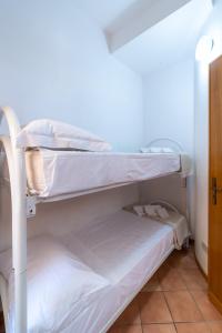 quelques lits superposés dans une chambre dans l'établissement mi casa es tu casa, à San Vito Lo Capo