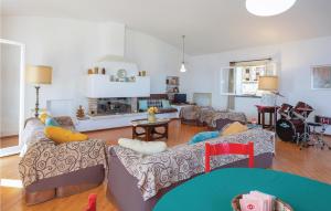- un salon avec des canapés et une cheminée dans l'établissement Villa Kericia, à Porticello