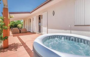 Fotografia z galérie ubytovania Awesome Home In Fano -Pu- With Jacuzzi v destinácii Carignano