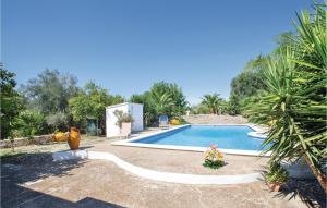 une image d'une piscine dans une cour dans l'établissement 2 Bedroom Stunning Home In Carovigno br, à Carovigno