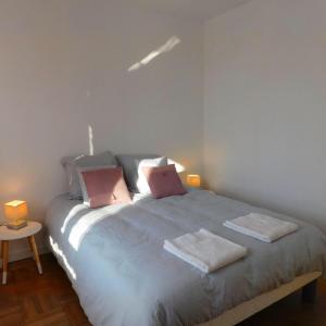 - une chambre avec un lit et 2 serviettes dans l'établissement Appartement situé en centre ville de Saint Aignan, à Saint-Aignan