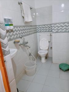 プリーにあるLaxmi Narayan Residencyのトイレと洗面台のあるバスルーム +16枚の写真