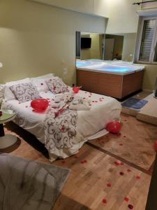 1 dormitorio con 1 cama con rosas rojas en el suelo en HOTEL VILLA ISA en Pescara