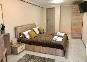 1 dormitorio con 1 cama con 2 toallas en Alenso Guesthouse, en Hévíz
