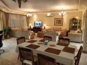 אזור ישיבה ב-Beautiful Luxurious Villa At Stella Di Mare Ain El Sokhna