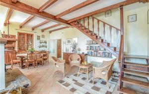 sala de estar con escalera y comedor en Beautiful Home In Pesaro -pu- With Wifi, en Gradara