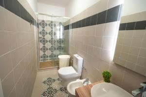 a bathroom with a toilet and a sink and a shower at Residenza Giuseppina in Siracusa