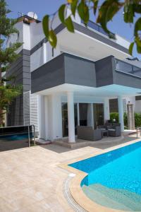 The swimming pool at or close to Sunrise hill villa with private pool