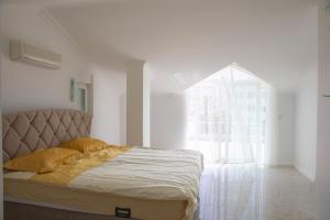 A bed or beds in a room at Sunrise hill villa with private pool Még 16 kép