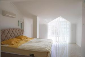 Säng eller sängar i ett rum på Sunrise hill villa with private pool