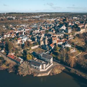 una vista aérea de una ciudad con un río en Résidence du bord de loire, en Decize