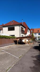 einen Parkplatz mit Picknicktisch vor einem Gebäude in der Unterkunft Fremdenzimmer Familie Förster in Villingen-Schwenningen