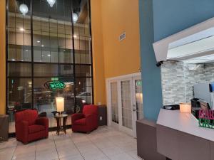 Extend-a-Suites - Extended Stay, I-40 Amarillo West في أماريلو: مطعم بكراسي حمراء وطاولة وكاونتر