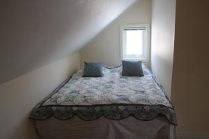 Letto o letti in una camera di Värmvik Gårdskontor