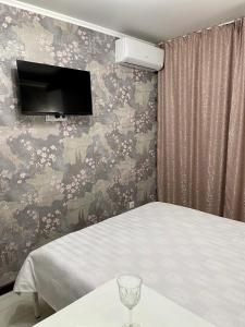 Tempat tidur dalam kamar di Уютная комната-студия в центре Бишкека