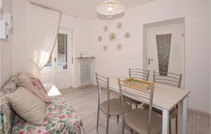 - une cuisine et une salle à manger avec une table et des chaises dans l'établissement Casa In Collina, à Soriso