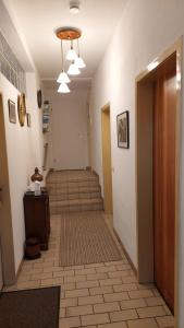 einen leeren Flur mit einem Hallwayngthngthngthngthngthngthngthngthngthngthngtgthngthngthngthngtgthngtgtgthngtgtgthngtgtgthngtgtgthngtgtgthngtgtgthngtgtgthngtgtgtgthngtgtgthngtgtgtgtgthngtgtgthngtgtgth in der Unterkunft Fremdenzimmer Familie Förster in Villingen-Schwenningen + 17 Fotos