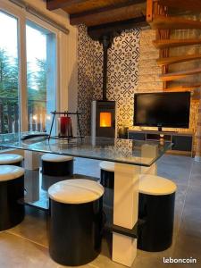 A television and/or entertainment centre at Le Chalet Chouette Vosgien