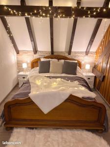 A bed or beds in a room at Le Chalet Chouette Vosgien