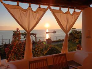 uma vista para o oceano a partir de um quarto com uma janela em Terrazza sul Mare em Lipari